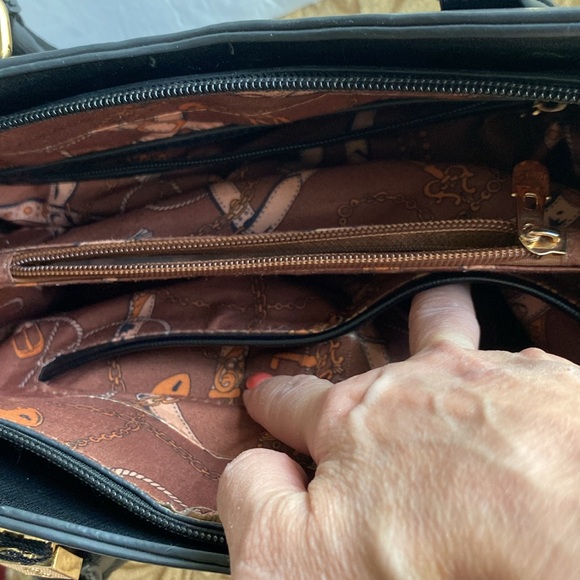 Vintage black PU woman’s tope hand bag with gold tone trim outside zip pocket - Picture 6 of 17